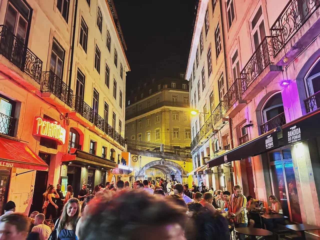 Photo of a large crowd in Lisbon's bar area