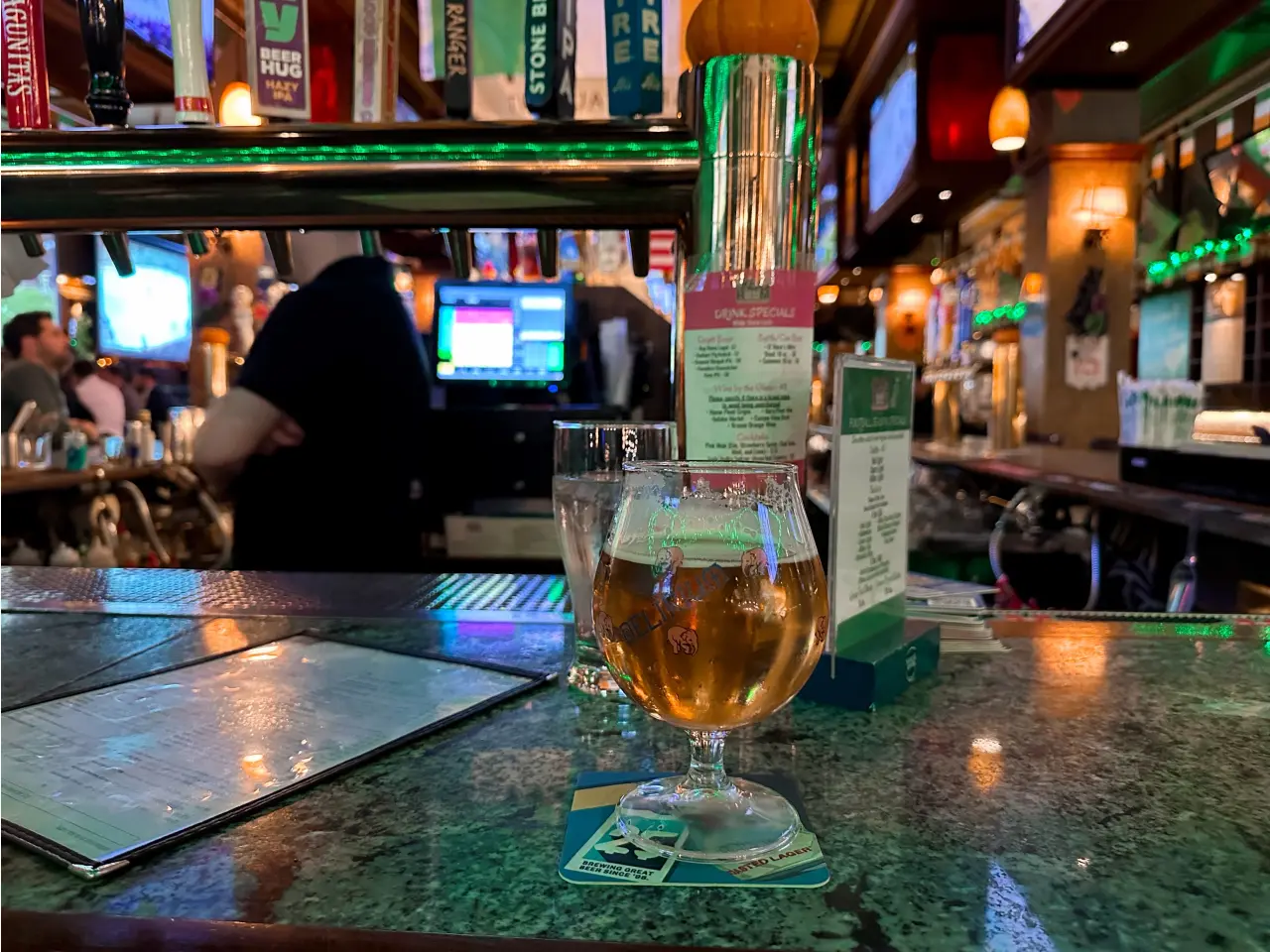 Photo of a glass of Delerium Tremens on a bar