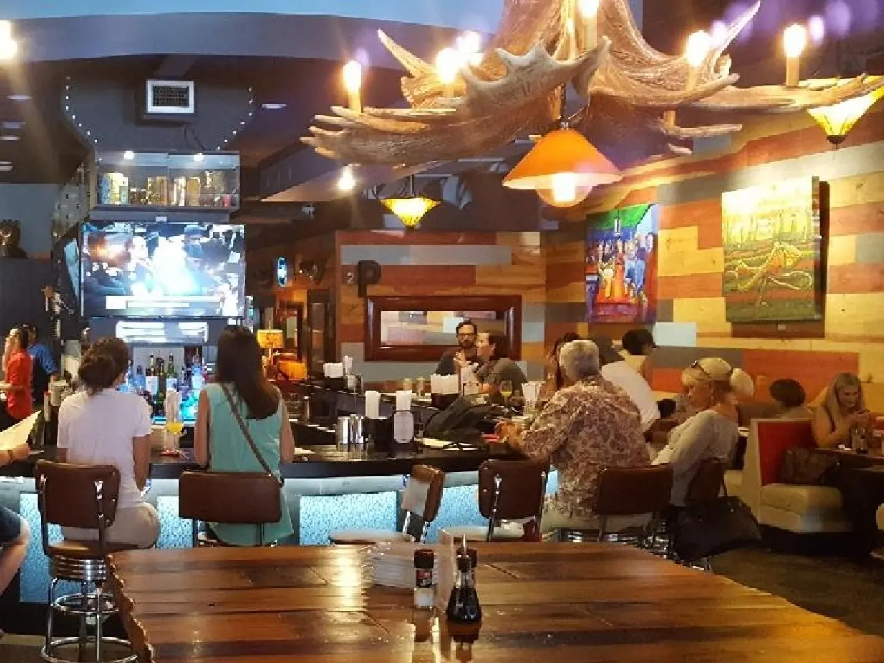 Photo of the interior of a sushi restaurant and bar